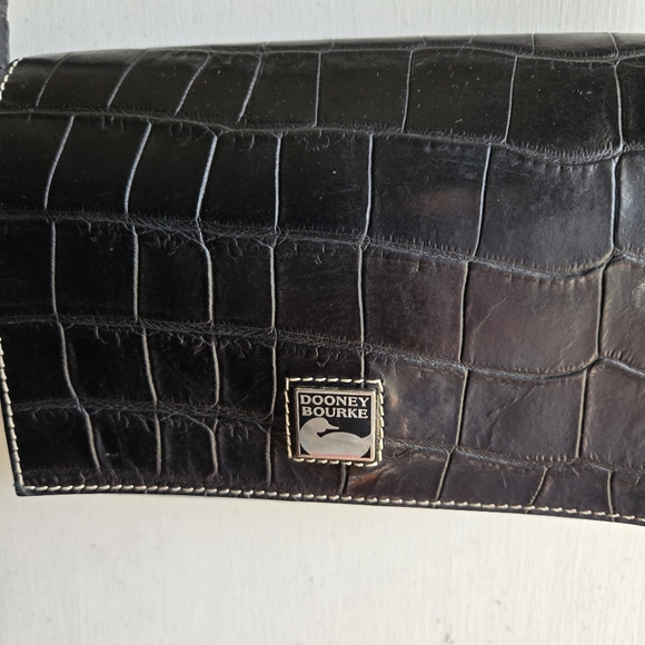 Dooney & Bourke EUC Black Croc-Embossed Binocular Crossbody Bag - Picture 2 of 7